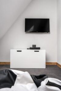 telewizor na ścianie